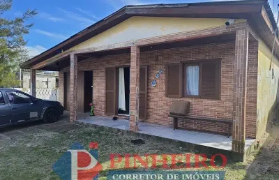 Casa de alvenaria com 2 dormitórios a 400m do mar – ótima localização, próxima a mercado e posto de gasolina!