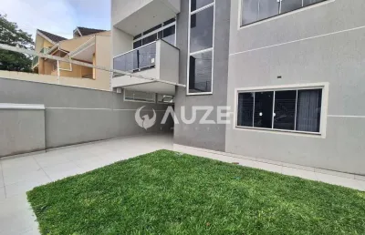 Sobrado, frente para rua com jardim e terraço, terreno com 100m²