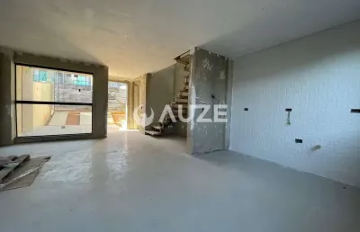 Frente para a rua, com quintal com churrasqueira, suíte com closet e sacada.