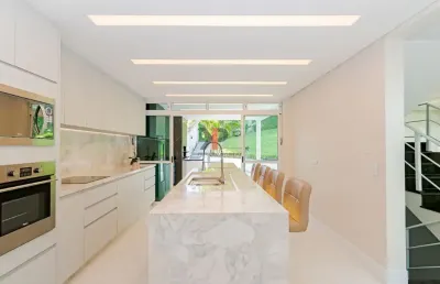 Uma linda e requintada residência em meio a tranquilidade da natureza e com a segurança de um condomínio fechado.