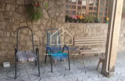 Casa à venda, maria áurea, com três dormitórios sendo uma suíte e edícula.