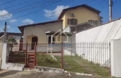 Casa à venda com 03 dormitórios, no centro de pindamonhangaba/ sp!