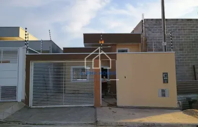 Casa à venda, flamboyant , com três dormitórios sendo uma suíte.