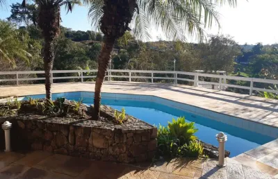 Ibiúna casa em condomínio ac 400 m² te 1.600 m² 08 salas 04 suítes - spa adega, área gourmet.