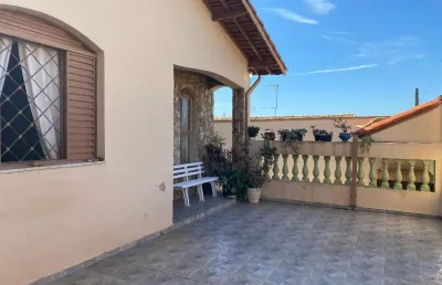 Casa térrea com edícula à venda no bairro jardim itamaracá, em indaiatuba/sp, com 256 m² de terreno e 165 m² de área construída.