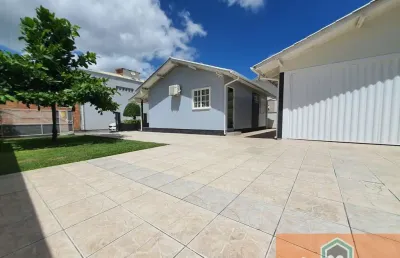 Casa mista de ótimo padrão, com conforto e localização tranquila