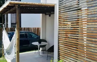 Casa com 2 suítes e jardim em condomínio com piscina!