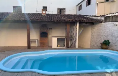 Alugo, centro residencia toda terrea, 3 qtos, banh, sala, piscina, dep. emp, gar., macaé/rj