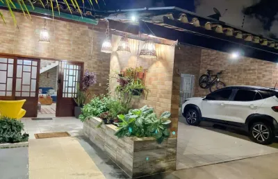 Casa com 3 quartos sendo 2 suítes,  localizada no feito