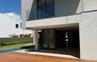 Casa com 4 suítes sendo uma delas master com hidromassagem em condomínio fechado - 583m²
