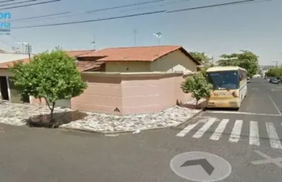 Duas casas, sendo uma de 185 m² e outra de 35 m² em lote de esquina.