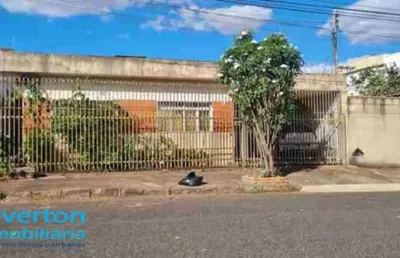 Casa de 109 m², bem construída, em lote de esquina, com 377 m², no coração do bairro osvaldo resende.