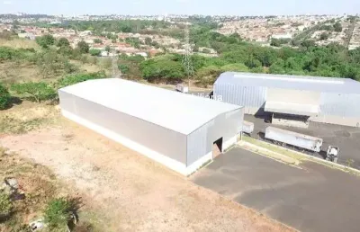 Galpão com 1.500 m²  em uma área de 9.200 m² no industrial, uberlândia-mg;