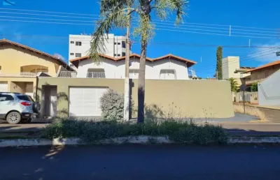Casa em ituiutaba com 257 m2, com 2 salas (uma com alpendre e sacada), 3 quartos (1 suíte), 4 vagas, área gourmet completa e piscina.