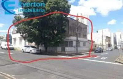 Casa com terreno 20,2 x 13,2, 3 quartos, sala, cozinha, banheiro, área de serviço, mais um sobrado ao lado na esquina, imóvel com a mesma matrícula