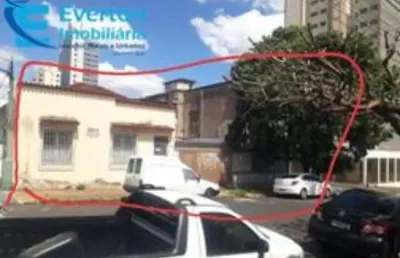 Casa num terreno 20,2 x 16,2, ótima localização, 2 quartos, sala, cozinha, banheiro, 2 cômodos de comercio, garagem 2 cobertas 5 descobertas