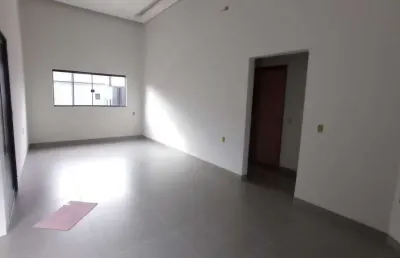 Casa com 3 quartos (1 suíte), cozinha com bancada em ilha, 2 vagas de garagem, em bairro planejado.