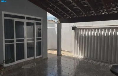 Excelente casa com 3/4 sendo 1 suíte, 2 salas, área gourmet completa, piscina e 4 vagas de garagem.