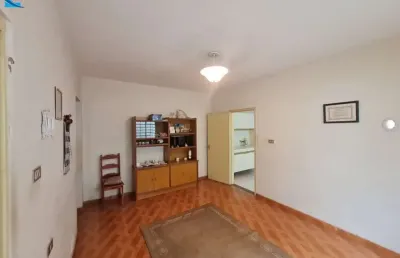 Casa de 3 quartos, bem localizada no bairro osvaldo resende, com cozinha separada e uma vaga de garagem..