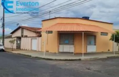 Casa com 3 quartos piso taboa corrida, suite, garagem, cômodo de comercio na esquina