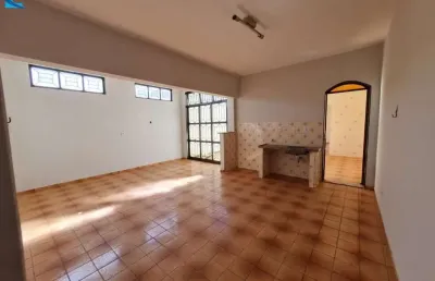 Casa de 204 m², em terreno de 360 m², com 5 quartos (1 suíte), com 3 salas, vagas para até 4 carros.