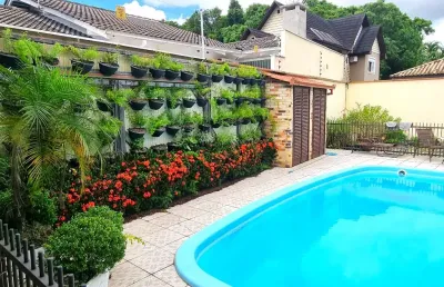 Sobrado com 5 quartos, sendo 4 suítes no residencial orleans