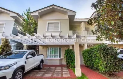 Casa em condomínio arborizado, com 3 quartos, sendo 1 suíte, 142 m², 2 vagas de garagem, 2 banheiros (1 lavabo e 1 social)