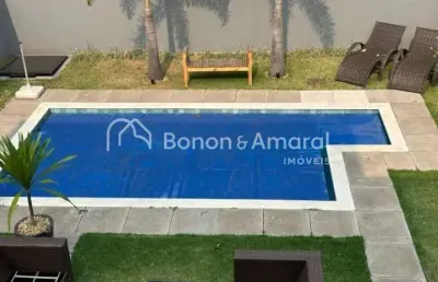 Maravilhosa casa à venda em condomínio, com 3 suítes, piscina e quintal amplo.