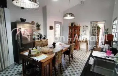 &#34;casa encantadora em condomínio fechado: conforto, natureza e charme rústico&#34;