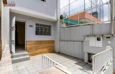 Amplo e bem iluminado com 2 dorm, 1 vaga, edícula e quintal.