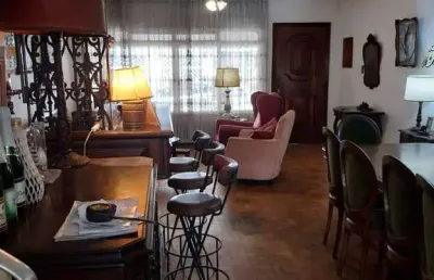 Sobrado amplo e bem localizado com 3 dorm, quintal, edícula e 2 vagas