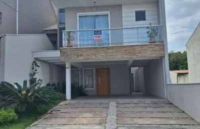 Bairro uberaba curitiba sobrado triplex condomínio fechado com 5 quartos sendo 2 suítes (1 no térreo) condominio com bosque estacionamento visitante