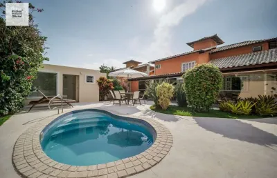 Casa em condomínio com 4 quartos e piscina privativa.