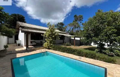 Casa linear, em condomínio, com 4 quartos, piscina e área gourmet