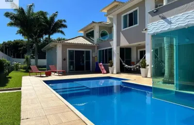Casa alto padrão com lazer completo, próximo à praia.