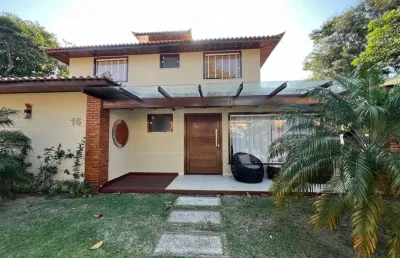 Casa à venda em condomínio alto padrão, 4 suítes a poucos passos da praia.