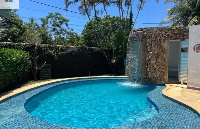 Casa linear na segunda quadra da praia, em manguinhos.