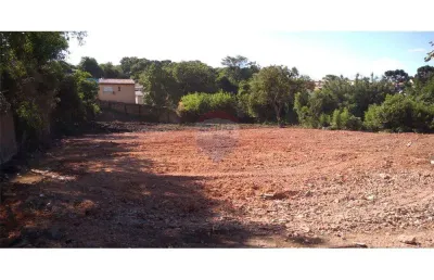 Terreno espaçoso e estratégico: oportunidade ideal para construtoras!