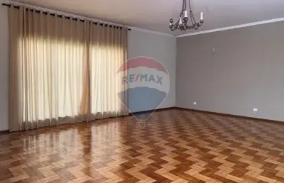 Casa com terreno amplo de 815 metros excelente para investidores / comerciantes / construtores