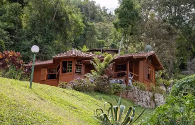 2 casas e edícula em condomínio fechado com 1.000m2