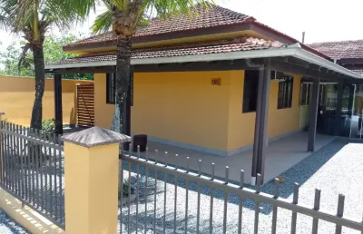 Casa com 4 quartos à venda na Rua Piçarras, 100, Praia do Ervino, São Francisco do Sul