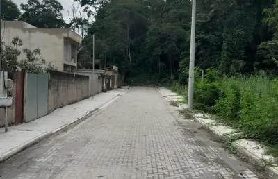 Oportunidade, área de 3700 metros quadrados 100%plano escritura e rgi à 50 metros da estrada principal