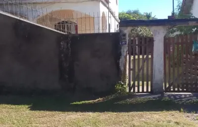 Ótima oportunidade pra você que tem família grande, são 2 casas com 2 tendo a opção de transformar em uma só.