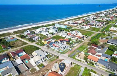 Sobrado a 2 quadras do mar, com 3 dormitórios à venda, 100 m² por r$ 490.000 - coroados - guaratuba/pr