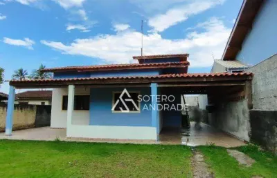 Casa com amplo quintal, ideal para quem busca espaço e tranquilidade na praia