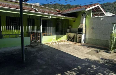 Casa com 2 quartos para alugar na Rua Vinte de Abril, 77, Massaguaçu, Caraguatatuba