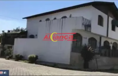 Sobrado com 4 quartos sendo 1 suíte com banheira, sala e cozinha ampla,  varanda com churrasqueira e