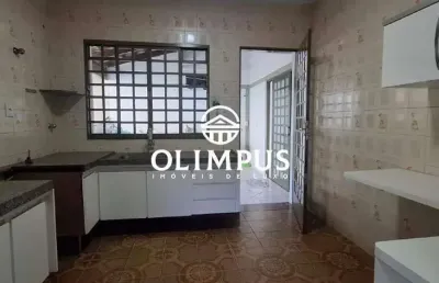 Casa com 4 quartos para alugar no Tabajaras, Uberlândia 