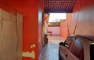 Casa com 5 kitnets, sendo 1 com  quarto, wc., sala, cozinha e a.s., e 4 kitnets com quarto, wc., cozinha e a.s., 3 vagas de garagem. ótimo negócio, para investidor e ter uma renda mensal. excelente lo