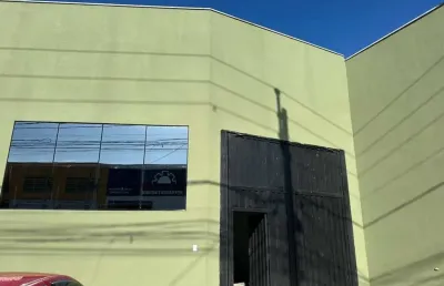 Salão com 3 wcs. (sendo 2 para deficiente), mezanino, área externa e copa. excelente localização.